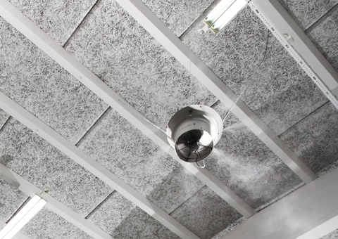 Verwijder overtollige warmte met adiabatische koeling